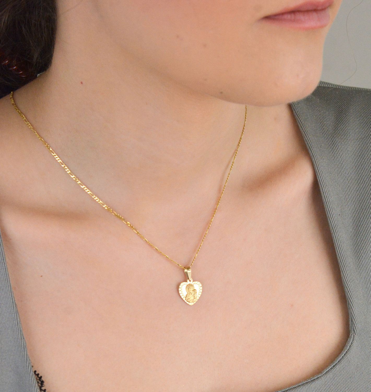 Złota zawieszka medalik serce Matka Boska Częstochowska ZA 7045B 333. Medalik w kształcie serca z wizerunkiem Matki Boskiej. Medalik o bogatej symbolice religijnej. Złota zawieszka próby 333..jpg